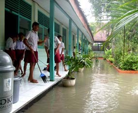 Ngawi Banjir 2 Meter, Warga Mulai Mengungsi