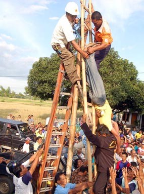 Perbaiki Lampu Penerangan Jalan, Hariyanto Tewas Kesetrum