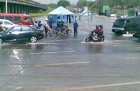 Jalan Raya Porong Berubah Jadi Lautan