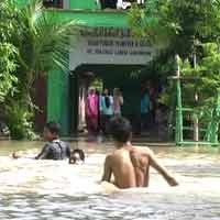 Lima Rumah di Lamongan Hanyut Diterjang Banjir