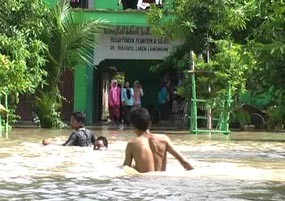 Ponpes Dikepung Banjir, Ratusan Santri Dipulangkan