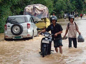Jalan Raya Sembayat Digenangi Air, Arus Lalin Merambat
