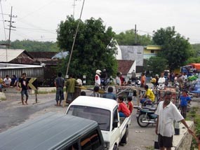 Khawatir Tanggul Jebol, Jalur Menuju Bojonegoro Diblokir