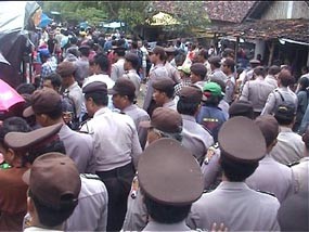 Bubarkan Pasien Dukun Cilik Ponari, Polisi Dilempar Lumpur