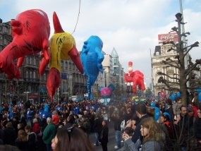 Serunya Melihat Smurf Raksasa
