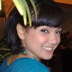 Jelang Nikah, Nirina Rajin Belajar Jalan Bak Tentara