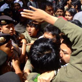 Megaphone Pendemo JK Dirampas Polisi