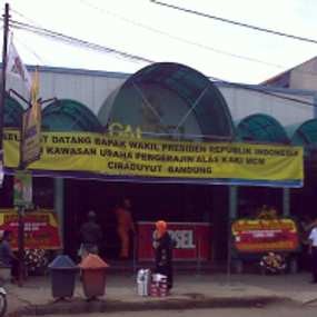 Warga Cibaduyut Tunggu JK di Pinggir Jalan 