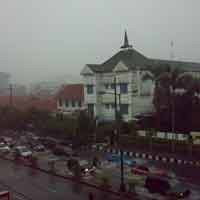 Langit Surabaya Diprediksi Berawan dan Hujan Ringan