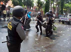 Demo Tuntut Pileg Damai Ricuh, 3 Pendemo Tertembak