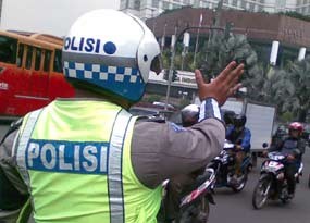 Joko Bergumul dengan Polisi