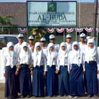 Siswa MTS Al Huda Belajar Penetasan
