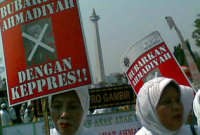 Ribuan Pria Berkoko Putih Tuntut SBY Bubarkan Ahmadiyah
