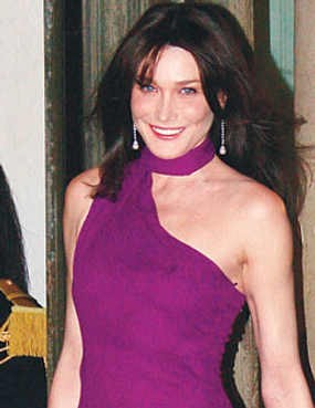 Tak Kunjung Hamil, Carla Bruni Akan Adopsi Anak