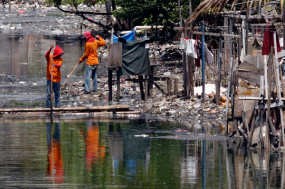 Hujan dan Sampah Ancam Pesisir Jakarta