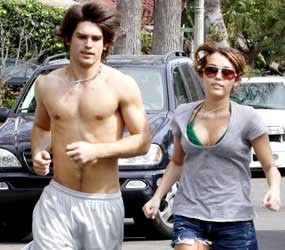 Pamer Tubuh Seksi, Bintang Hannah Montana Membela Diri