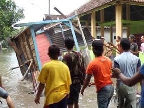 Tuntut Kasun Mundur, Warga Robohkan Tiga Pos Kamling