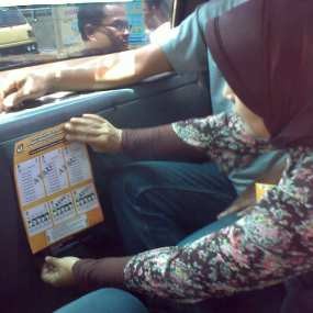 KPU Bandung Pasang Stiker Pemilu di Angkot