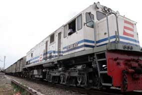 Jalur KA Kp Bandan-Angke Terendam Air Laut Pasang