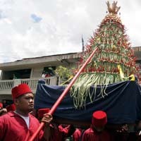 Ribuan Warga Rebutan Gunungan Gerebeg Mulud