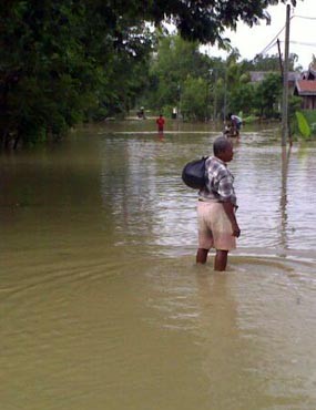 Wagub Jatim Beri Sumbangan Korban Banjir Pasuruan