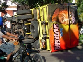 Sopir Mabuk, Truk Budak Saudagar Hantam Pagar Rumah