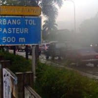 Macet dari Tol Pasteur hingga Padalarang Barat