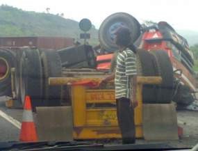Kontainer Terbalik di Tol Cipularang, Arah Jakarta Macet 1 Km