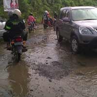Awas..! Jalan Berlubang di Kawasan Medokan Semampir 