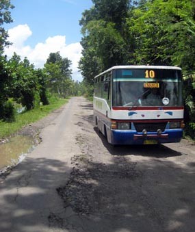Jalan di 7 Kecamatan Rusak, Keselamatan Biker Terancam