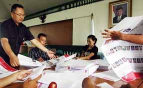 Mencari Noda di Kertas Suara