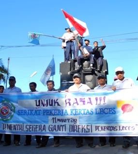 Tuntut Pergantian Direksi, Ribuan Karyawan Pabrik Kertas Berdemo 