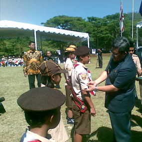 Pramuka Bawa Bayi ke Puskesmas Dapat Medali