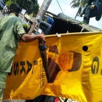 Umbul-Umbul Agung Laksono Dicopoti Satpol PP