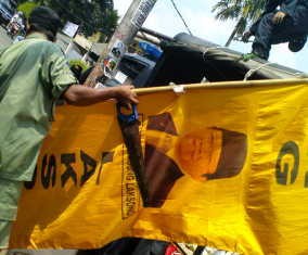 Umbul-Umbul Agung Laksono Dicopoti Satpol PP