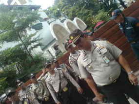 Bhiksu dan Dupa Mengepul di Depan Buddha Bar
