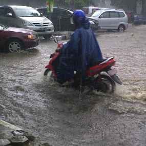 Hujan Turun, Jalanan Bandung Terendam