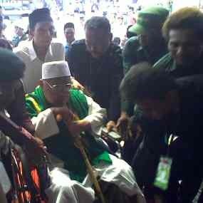 Ribuan Orang Tunggu Duet Prabowo-Gus Dur