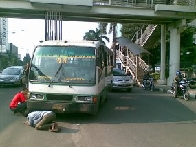 Roda Kopaja Masuk Selokan, Lalin Kuningan Macet