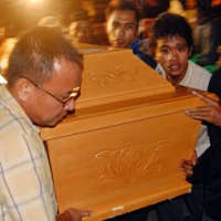 Jenazah Nasrudin Dimakamkan, Istrinya Kembali Pingsan