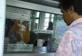 Sering Telat dan Sesak, Warga Pilih Bajaj daripada Busway