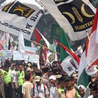 Hidayat Nur Wahid Naik Sepeda Onthel