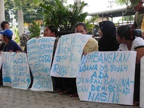 Diusir, Puluhan PKL Tuban Mengadu ke Dewan