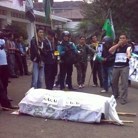 Keranda Mayat Wali Kota Gagal Dibakar