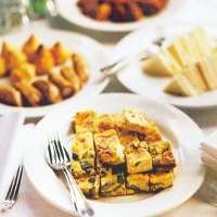 Memilih Kue-Kue Suguhan Arisan