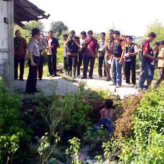 Suami Istri Tewas Dibantai