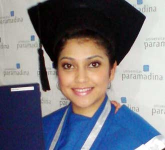 Sarah Azhari Jadi Sarjana