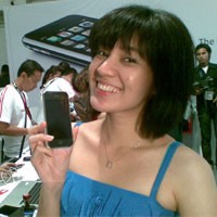 Artis Cantik Juga Ikut Antre iPhone 3G
