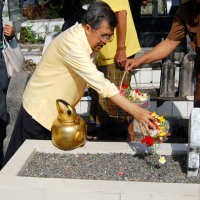 JK Ziarah ke Makam Orangtua Sebelum Kampanye Golkar