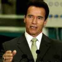  Gubernur Arnold Schwarzenegger Naikkan Bendera Setengah Tiang